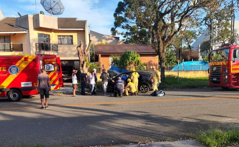 acidente-bate-carro-arvore-jardim-das-americas