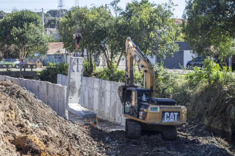 Obra de macrodrenagem para a implantação de canal em forma de “U” para estabilização dos taludes no Córrego Vila Formosa. Curitiba, 07/05/2024.