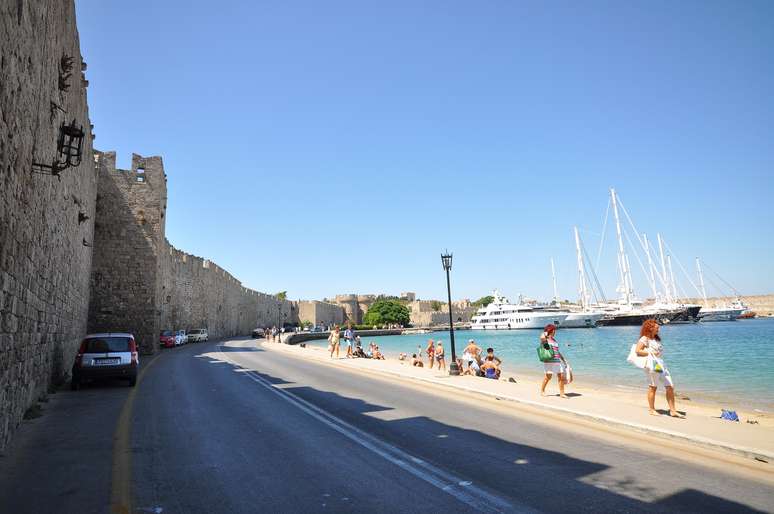 As muralhas cercam o centrinho histórico de Rhodes