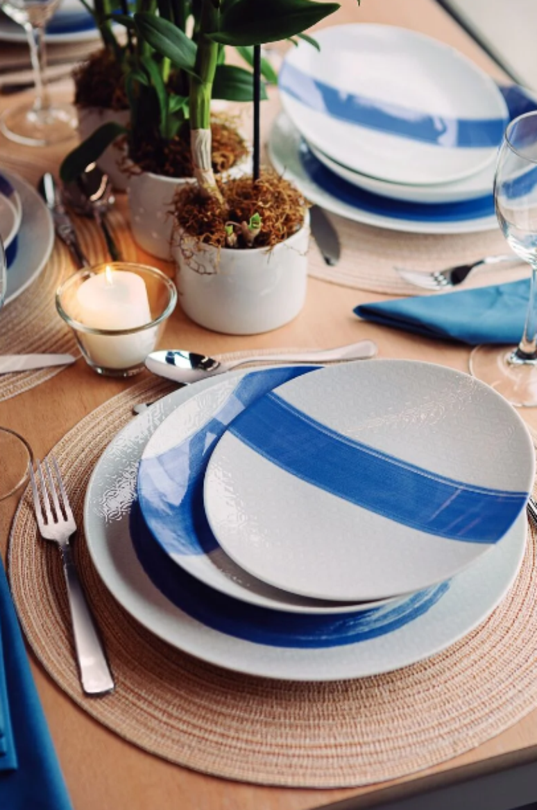 Kombinasikan piring porselen biru dengan serbet dengan warna yang sama – Foto: Tramontina