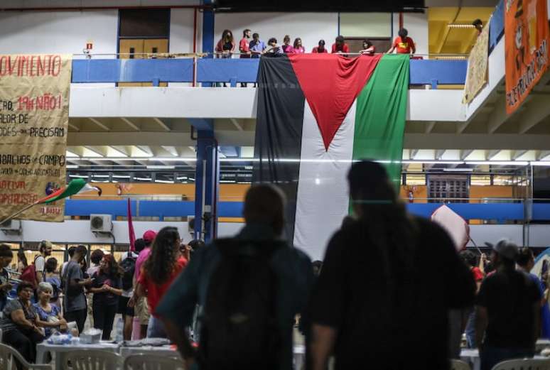 Estudantes e movimentos sociais acampam na FFLCH para pedir o cessar-fogo na Faixa de Gaza e que a USP rompa as relações com entidades israelenses