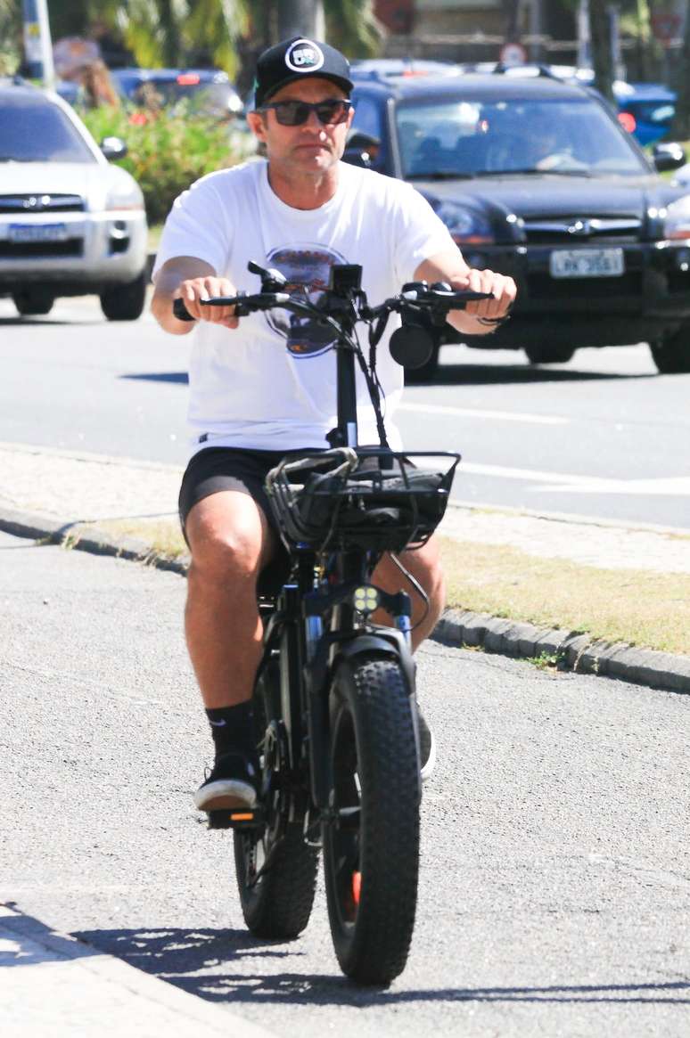 Claudio Heinrich anda de bicleta &mdash;