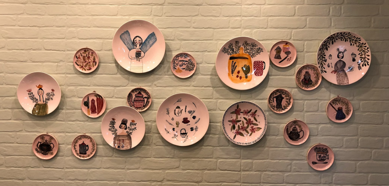 Crie uma parede vibrante com pratos de porcelana coloridos, combinando cores e padrões que se harmonizem com o estilo do seu espaço – Foto: Unsplash