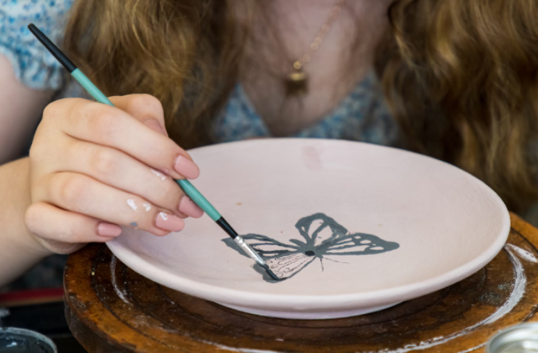 Com materiais simples, é possível decorar pratos de porcelana em casa – Foto: Unsplash