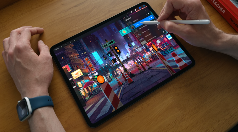 Os novos iPad Pro e iPad Air 2024 trazem mudanças consideráveis, como a chegada de telas OLED e do inédito chip Apple M4 nos modelos premium (Imagem: Divulgação/Apple)