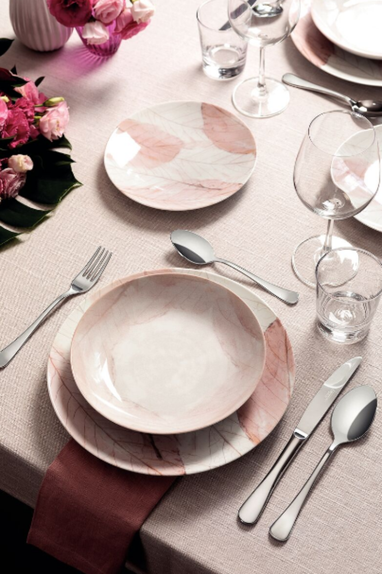 Pratos de porcelana rosa são perfeitos para encontros românticos e ocasiões especiais – Foto: Tramontina