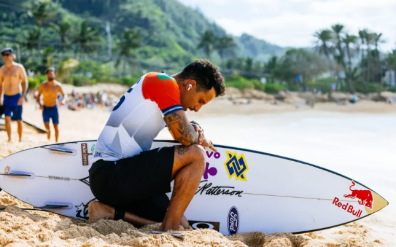 Ítalo Ferreira se concentra durante a etapa de Sunset Beach 