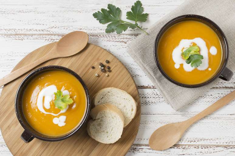 Aprenda a receita de sopa de abóbora com frango e gengibre