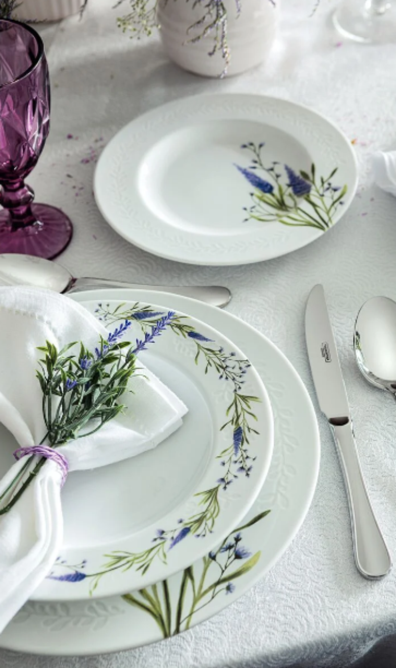 Prato de porcelana branca com detalhes florais é delicado e romântico – Foto: Tramontina