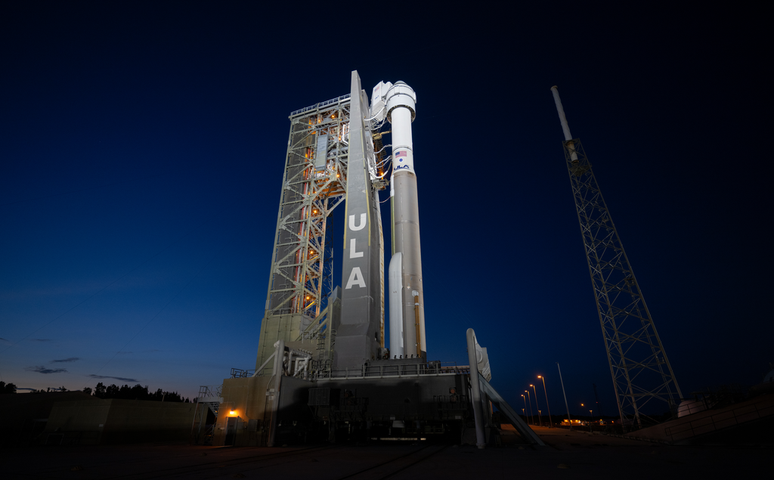 Starliner instalada no foguete Atlas V, cujo componente vai ser substituído para o lançamento (Imagem: Reprodução/NASA/Joel Kowsky)
