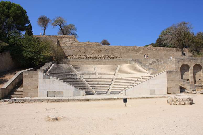 Na Acrópole de Rhodes, o odeão (antigo teatro) tinha capacidade para 800 pessoas