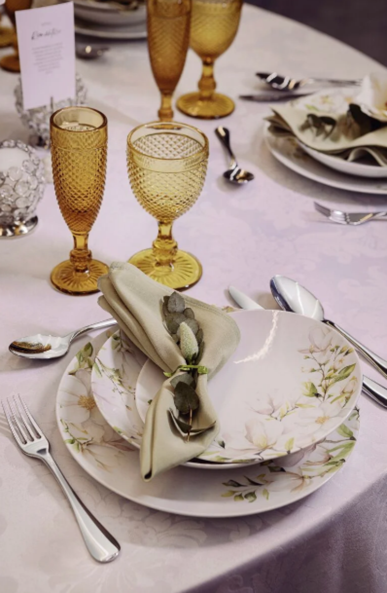 Você pode escolher pratos de porcelana temáticos para celebrar as festividades com estilo – Foto: Tramontina