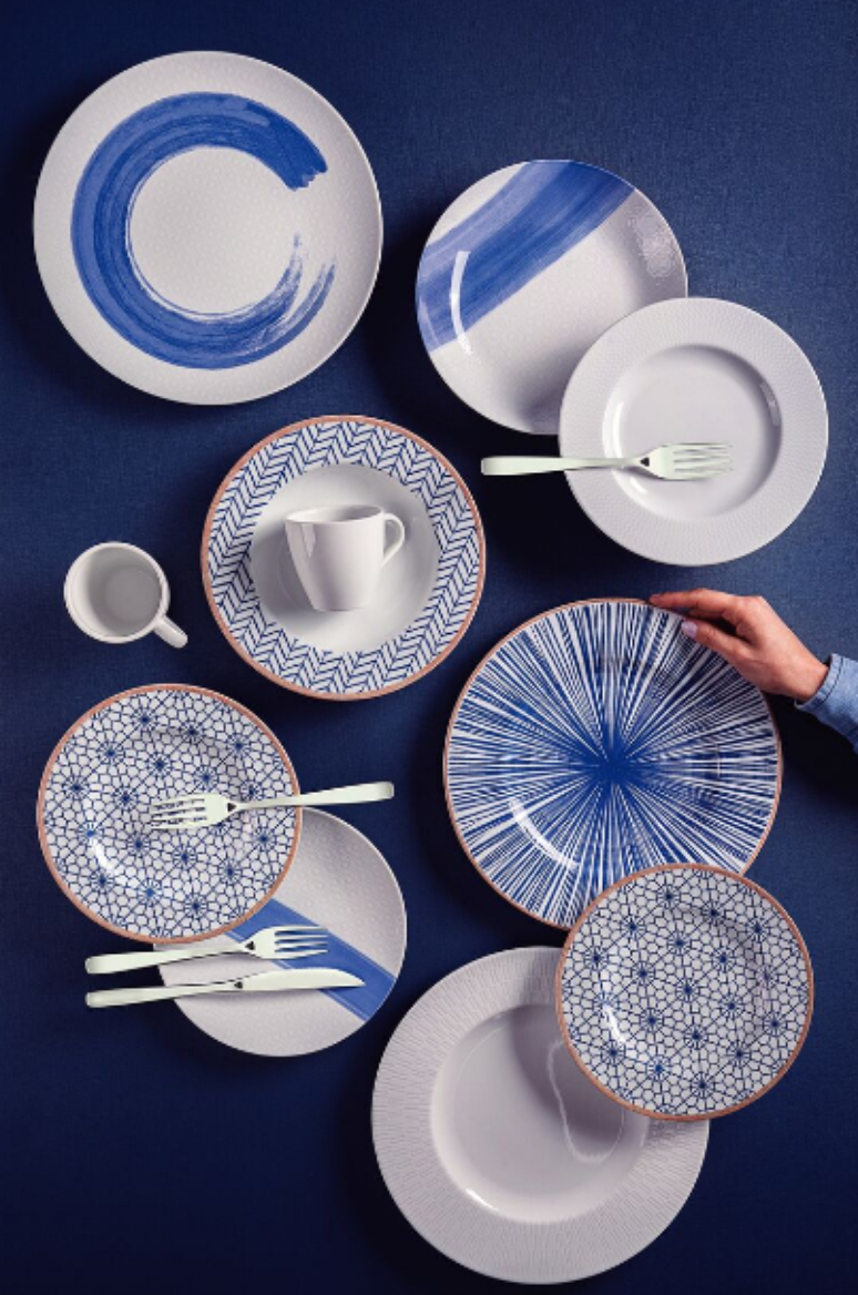 Hidangan biru dan putih menciptakan dekorasi yang canggih dan abadi – Foto: Tramontina