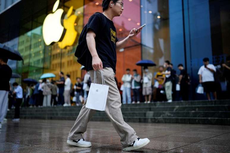 Homem carrega sacola de uma loja da Apple em Xangai, China
22/09/2023
REUTERS/Aly Song