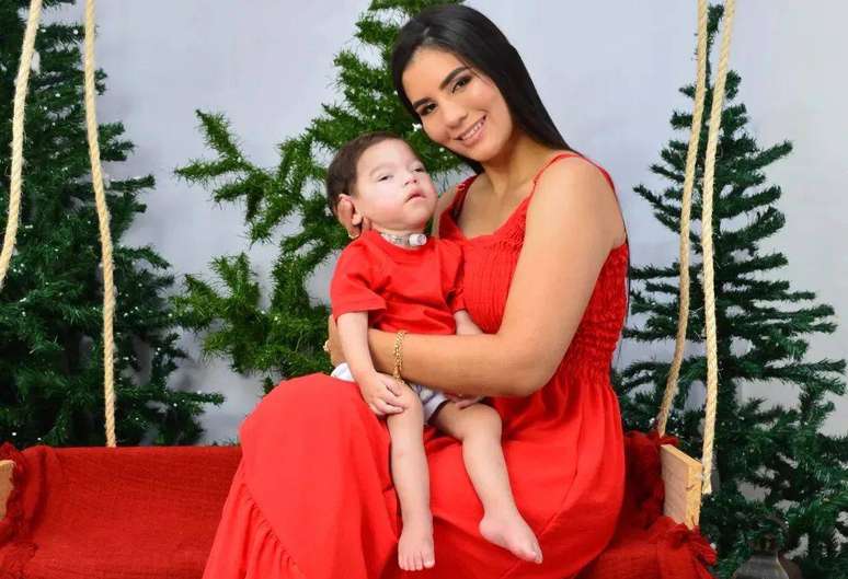 Karoline com seu filho Davi, o 'bebê mais raro do Brasil'