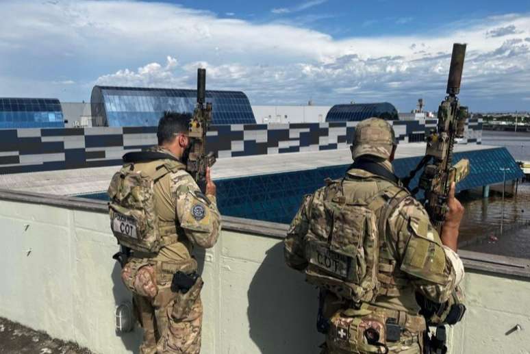 Homens do Comando de Operações Táticas (COT) da Polícia Federal fazem a segurança do Aeroporto Salgado Filho, em Porto Alegre. 