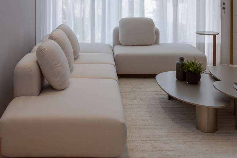 O estilo e o material da mesa de centro devem complementar o restante da decora&ccedil;&atilde;o 