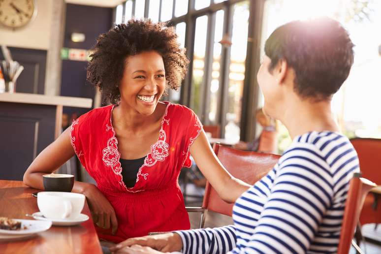 Marcar um encontro com um amigo evita o impacto negativo de situações comuns de exclusão