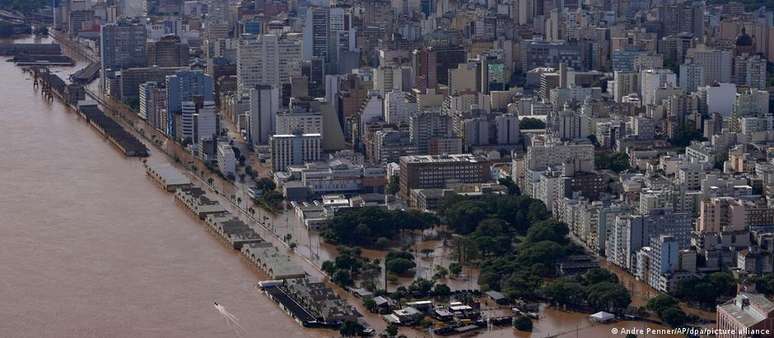Vista área de Porto Alegre parcialmente inundada pelas águas do Guaíba