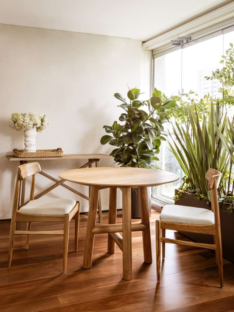 Marble and wood characterize the minimalist jewelry showroom. Project by Marina Salles Arquitetura. In the photo, balcony, round table, plants. Marble and wood characterize the minimalist jewelry showroom. Project by Marina Salles Arquitetura. In the photo, balcony, round table, plants.