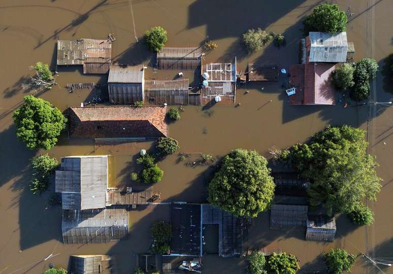 Casas inundadas no bairro Mathias Velho, em Canoas (RS)