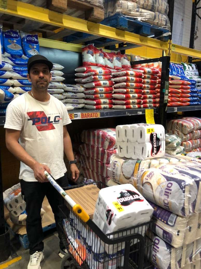Jair Andrade de Almeida, dono de restaurante, conseguiu comprar um terço do arroz que precisava