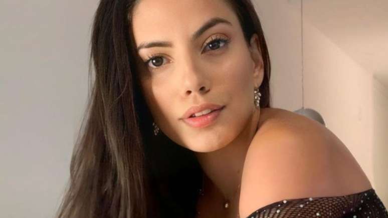 Fernanda Shows Off Daring Cleavage & Goes Viral With New Photoshoot: ‘BBB’s Sexiest Girl’