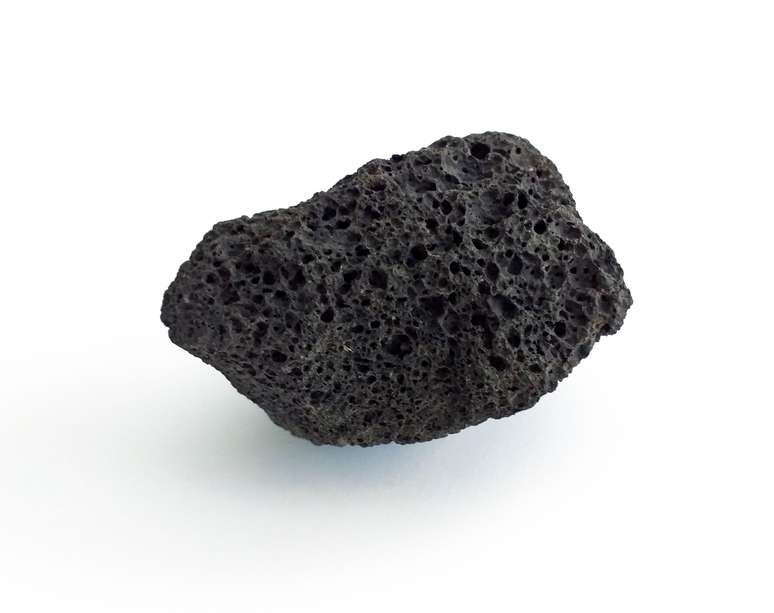 Os basaltos são rochas vulcânicas porosas por causa dos gases que ficam presos na lava quando ela esfria