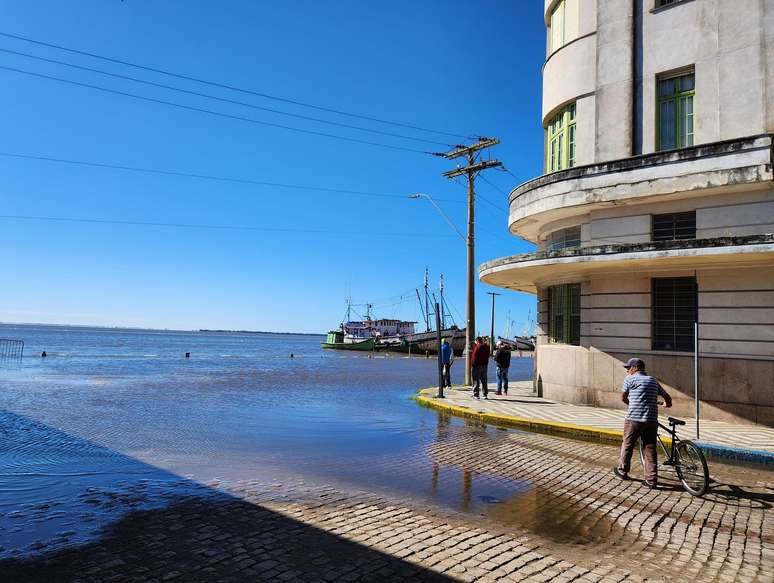 Aumento do nível da Lagoa dos Patos provoca alagamentos em cidades ao sul do RS