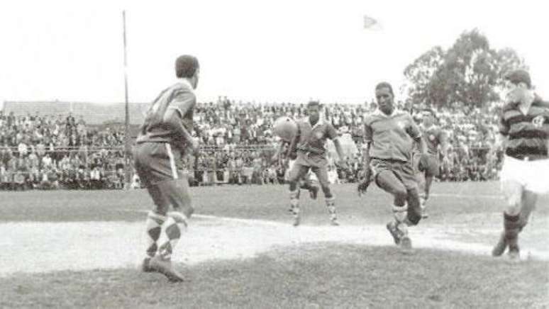 O Estádio foi criado em 1908 e funciona até hoje — na foto, um jogo em 1960