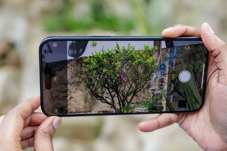 O iPhone 15 Pro Max traz diversos recursos diferenciados para fotografia e gravação de vídeos (Imagem: Ivo Meneghel Jr/Canaltech)