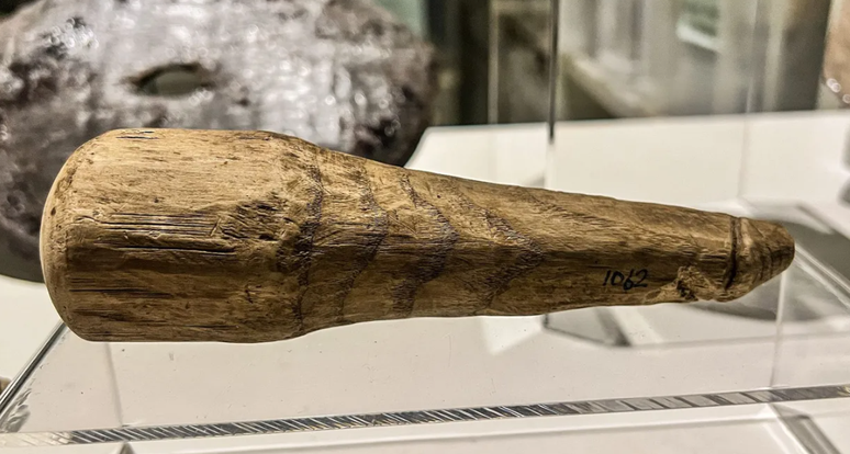 Objeto fálico de 2 mil anos atrás encontrado pelos pesquisadores
