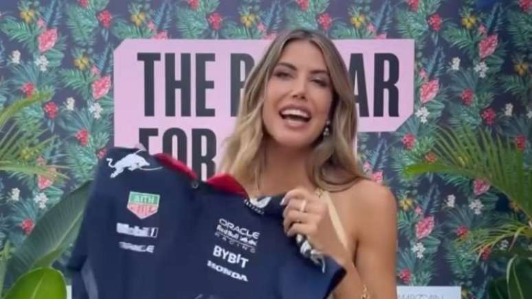 A boa ação foi publicada nesta quarta-feira, 8, nas redes sociais da brasileira Martha Graeef, fundadora do leilão e amiga de Kelly Piquet, filha de Nelson Piquet e namorada de Verstappen.
