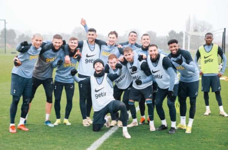 Divulgação - Legenda: Jogadores do Tottenham durante treinamento da equipe -