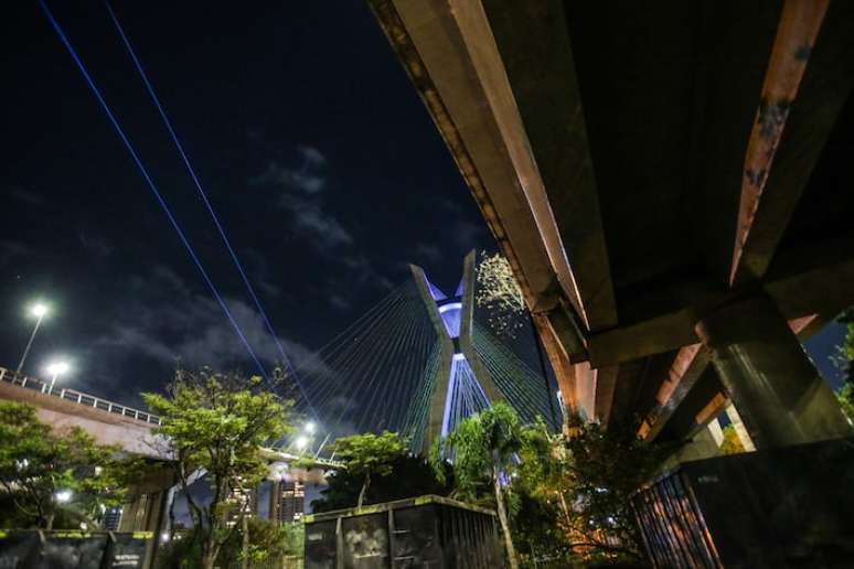 A iluminação da ponte Octávio Frias de Oliveira começou por volta das 19h.