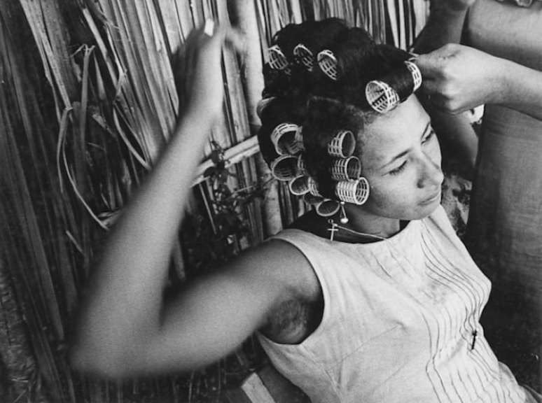Fazendo bigoudis: registro feito na década de 1960 pela fotógrafa Maureen Bisilliat.