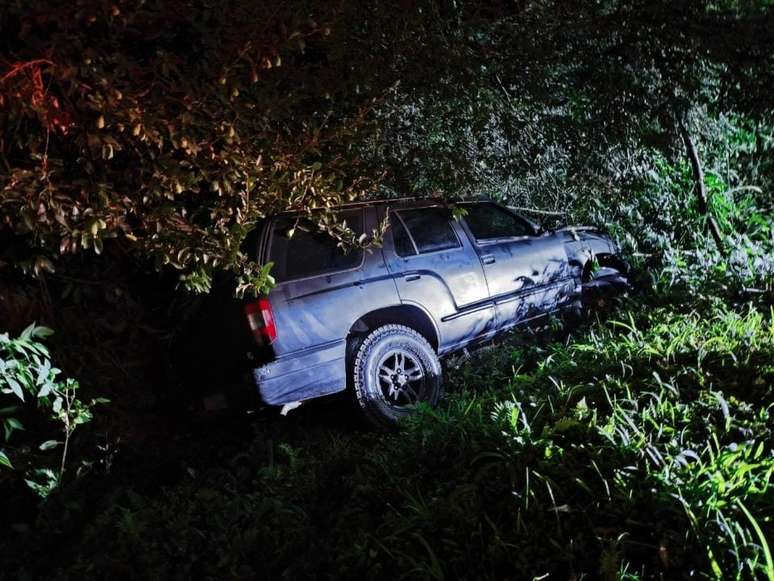 Drunk and without a license, the driver crashes into a wall after losing control of the steering wheel and flees along the Estrada da Graciosa