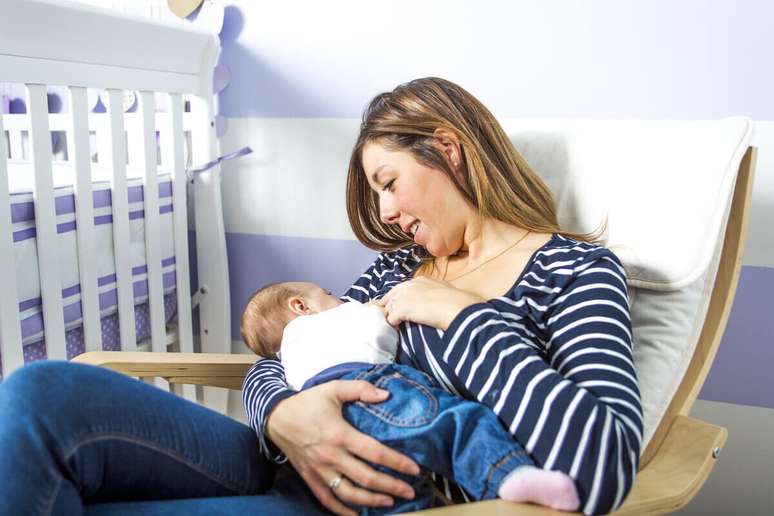 Alimentação venosa garante a absorção de nutrientes necessários para o bebê, mas não impede o início do aleitamento materno quando possível 