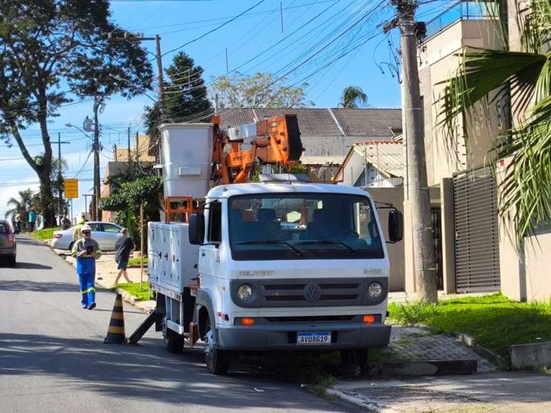 eletricista-sofre-descarga-eletrica-em-poste-de-curitiba-2