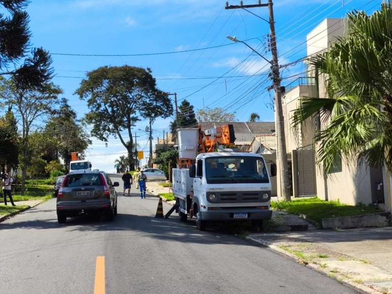 eletricista-sofre-descarga-eletrica-em-poste-de-curitiba