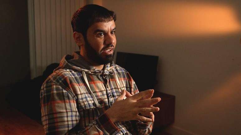 O coronel Alenezi agora vive no Reino Unido para sua pr&oacute;pria seguran&ccedil;a