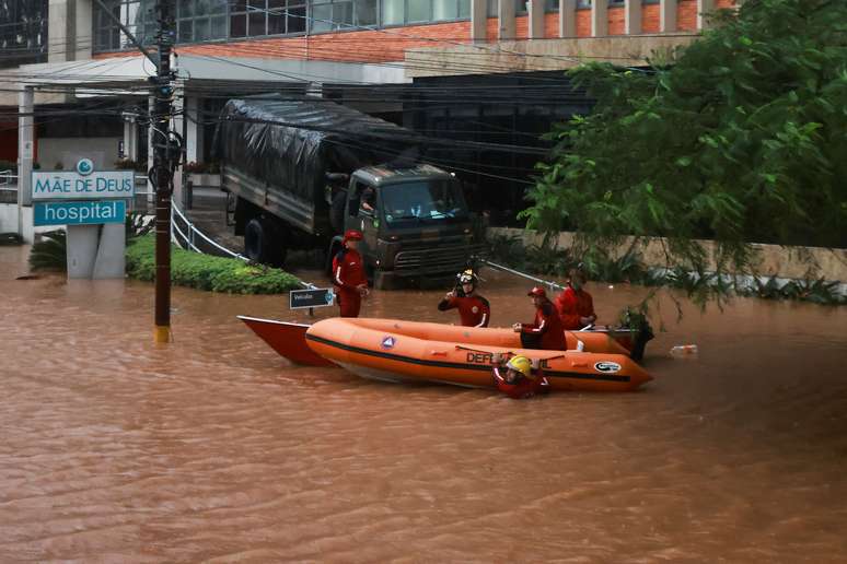 Equipes de resgate atuam do lado de fora de hospital inundado em Porto Alegre