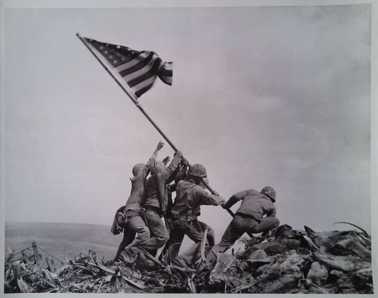 Batalha de Iwo Jima, em 1945, em foto ganhadora do prêmio Pulitzer, que faz parte da coleção Allan Porter.