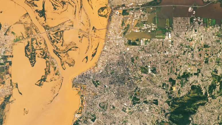 Imagem do satélite Landsat 8, da Nasa, mostra o rio Guaíba lamacento e Porto Alegre inundada