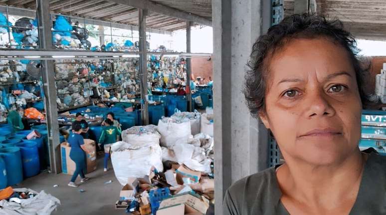 Cristina Medeiros no barracão de reciclagem onde trabalha com mulheres catadoras do Bom Jesus, zona leste, região periférica de Porto Alegre