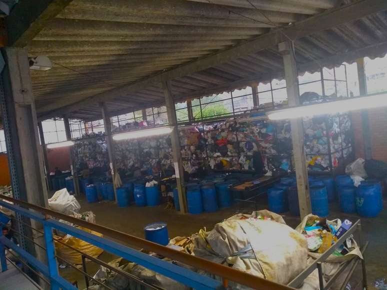 Barracão de reciclagem do Centro de Triagem da Vila Pinto, uma das três iniciativas do Centro de Educação Ambiental (CEA) em Porto Alegre