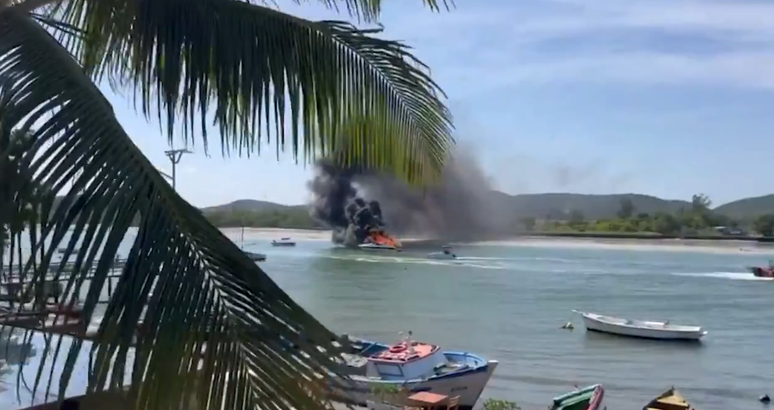 Embarcação pegou fogo nesta sexta-feira