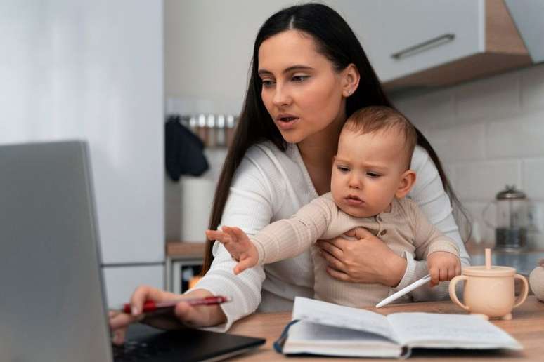 Mães buscam recolocação e consideram empreender após demissão