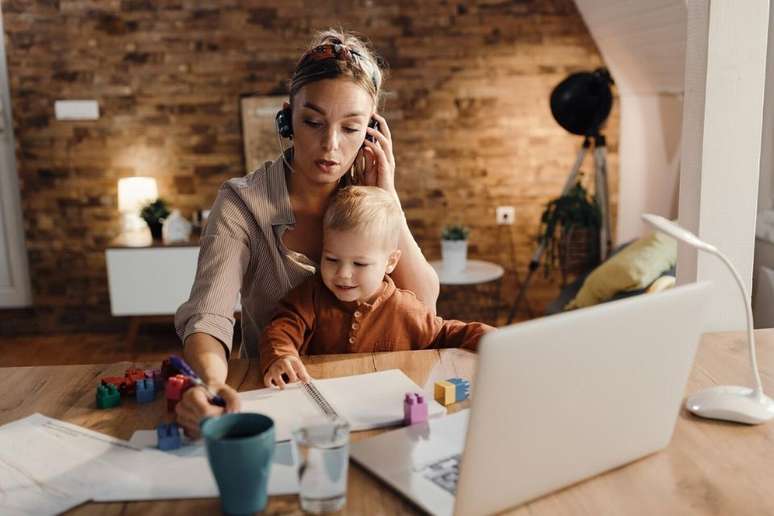 Cerca de 50% das mães perdem empregos após o retorno da licença-maternidade, mostra pesquisa da FGV