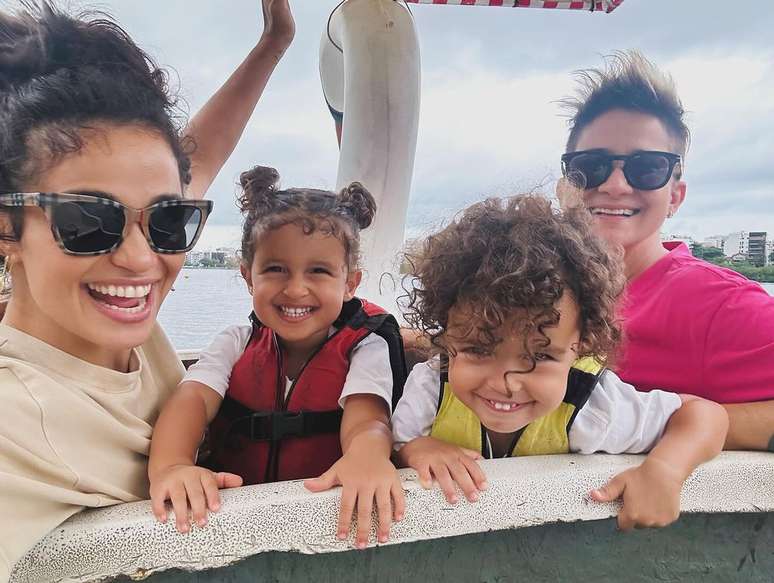 Nanda Costa com sua esposa, Lah Lahn, e suas duas filhas